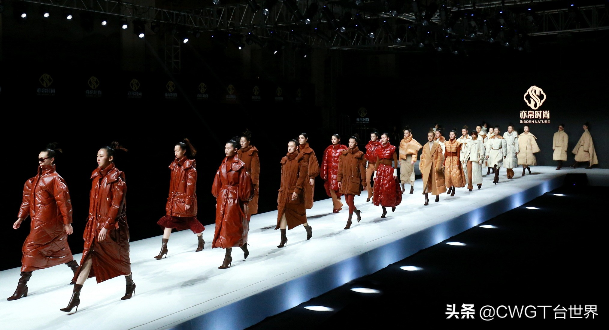 亦帛时尚羽绒服是品牌吗,亦帛时尚2021冬羽绒服发布会