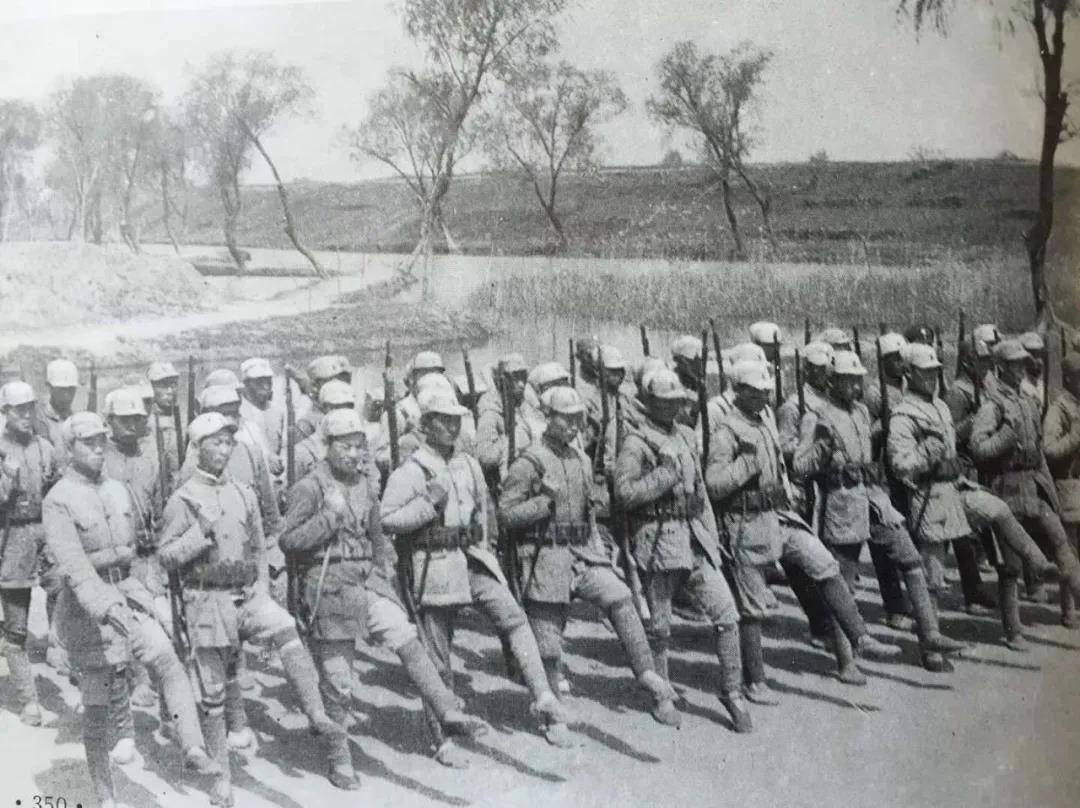 英雄连长做油布，整天抱怨团长不公，半年后懊悔：我错怪他了