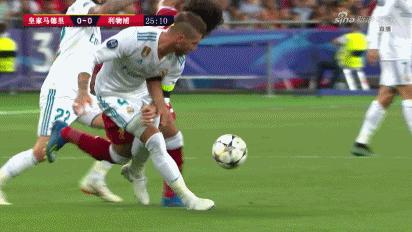 欧冠：哈维尔鼻血不止，因拉莫斯这一动作！