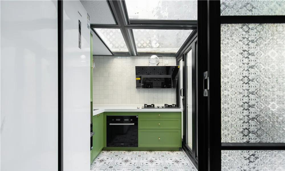 卫生间玻璃隔断效果图长虹玻璃,办公桌隔断长虹玻璃效果图