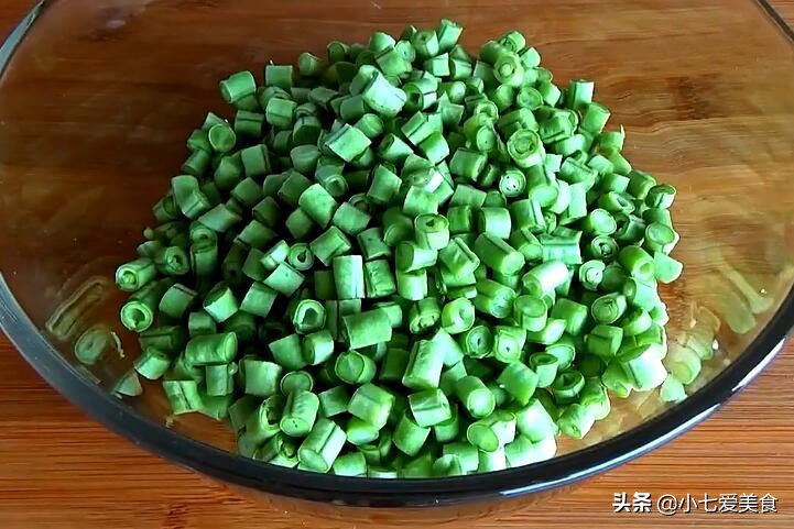 家庭版腌制酸辣豆角怎么腌,自己在家腌咸豆角怎么腌才好吃