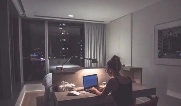 32岁女白领确诊宫颈癌晚期，医生说出真相，丈夫直接拒绝治疗