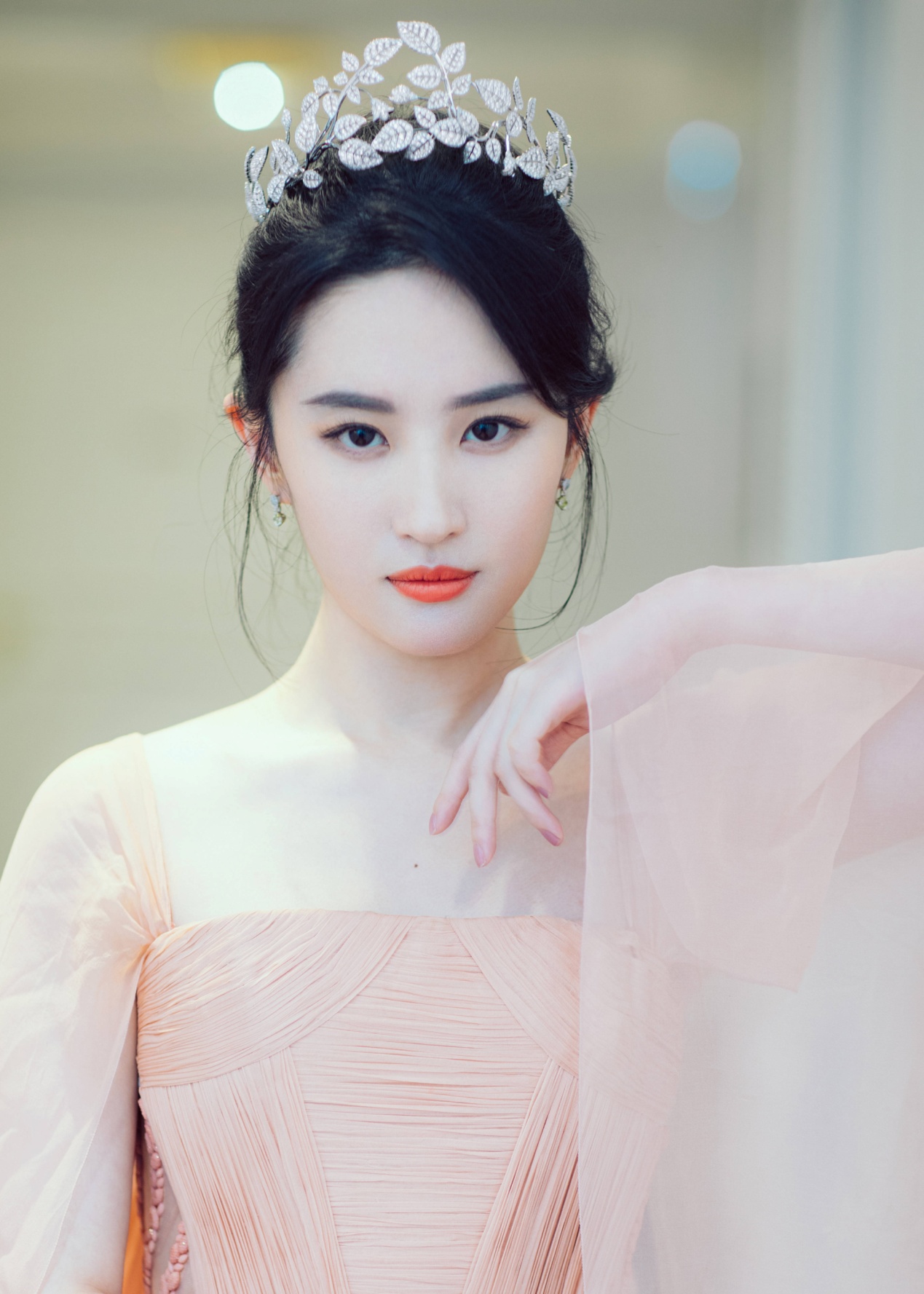 天生的美人胚子,脸上一般具有4个特征,淡妆浓妆都很好看