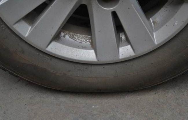 轮胎老是慢慢漏气又检查不出原因,轮胎莫名其妙的瘪了