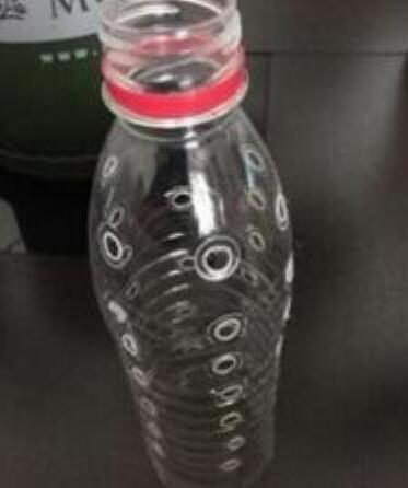 用水瓶培育绿萝,怎样用塑料瓶养吊起来的绿萝