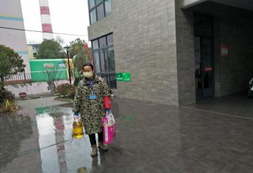 社区网格员疫情期间上门服务,桂花社区专职网格员