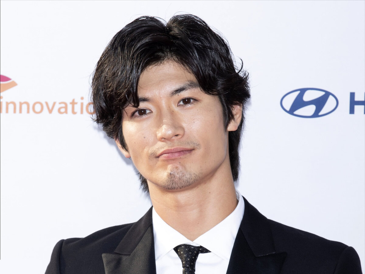 圆脸男士修饰脸型的发型,怎么选择适合自己的发型长脸男