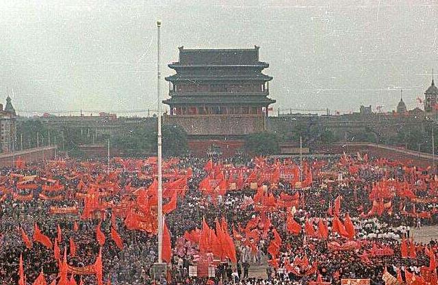 1949年开国大典，毛主席正装之下，穿着4个大窟窿的羊毛衫裤