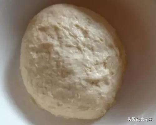 面粉怎么做油条不用鸡蛋和酵母粉,一碗面一个鸡蛋教你在家做油条