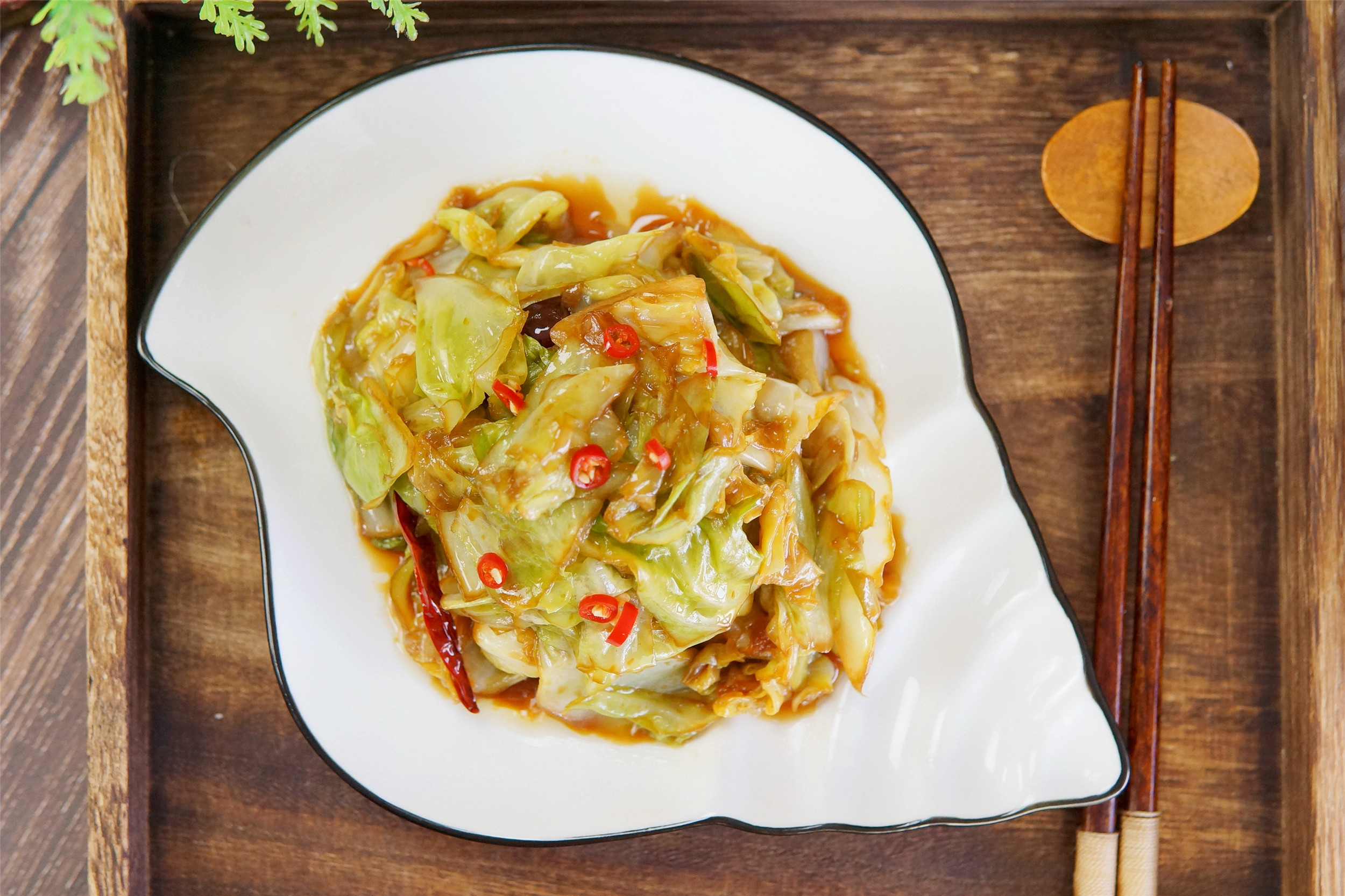为什么饭店做的包菜这么干,饭店炒包菜感觉很生