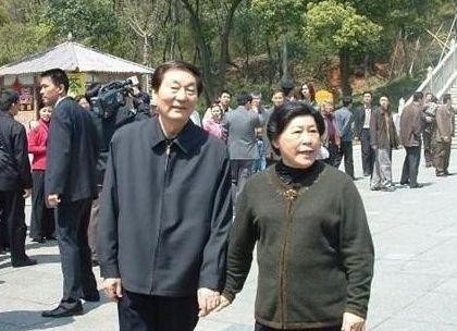 走近*镕基朱**及其家人：妻子劳安很“可爱”