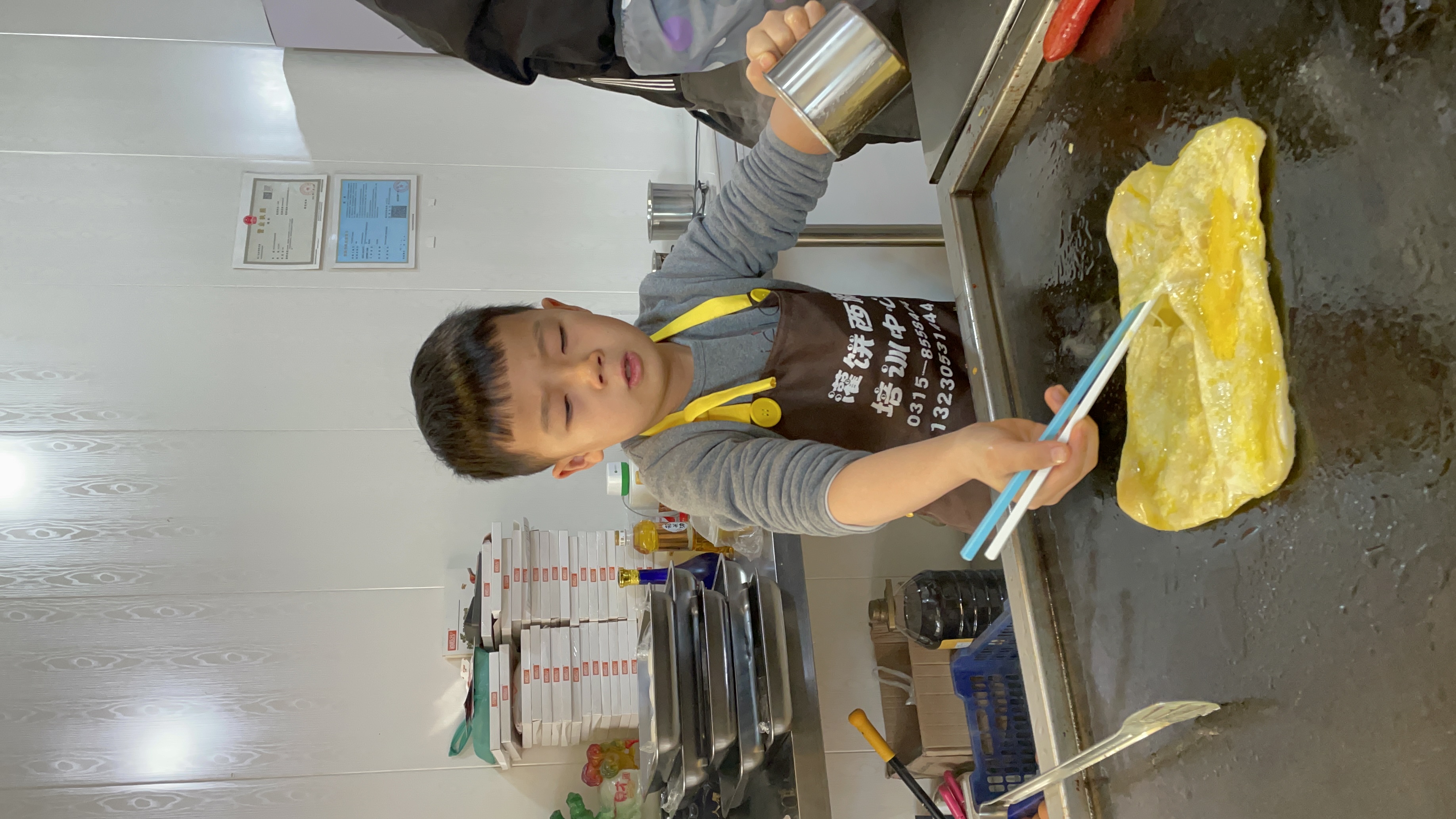 9岁男孩*鸡做**蛋灌饼走红网络！单手打蛋手法娴！周末给父母帮忙！很多“吃货”慕名而来……