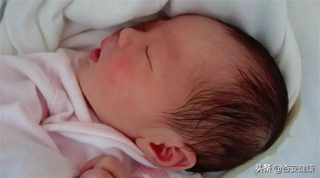 九个月宝宝发完烧浑身出现湿疹,宝爸身上烟味重会影响宝宝吗