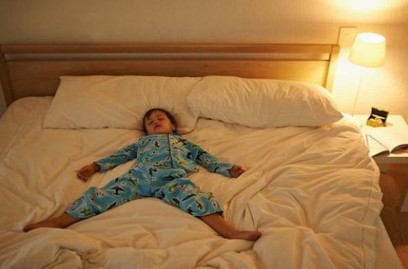 为什么小孩爱踢被子,有个爱踢被子的宝宝怎么办