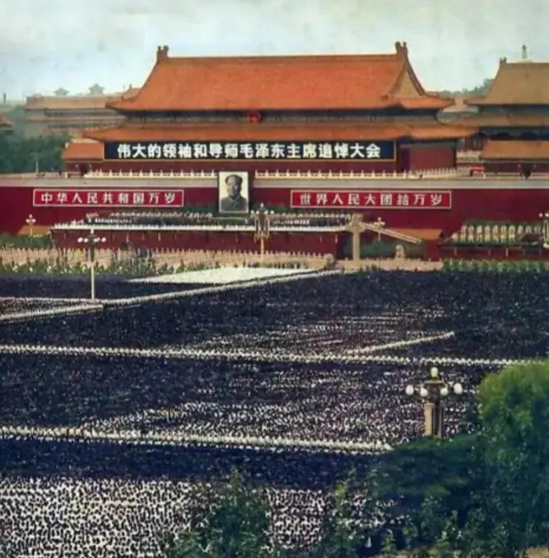 1976毛主席逝世后,世界百国举行吊唁,埃塞举行10万人*行游**