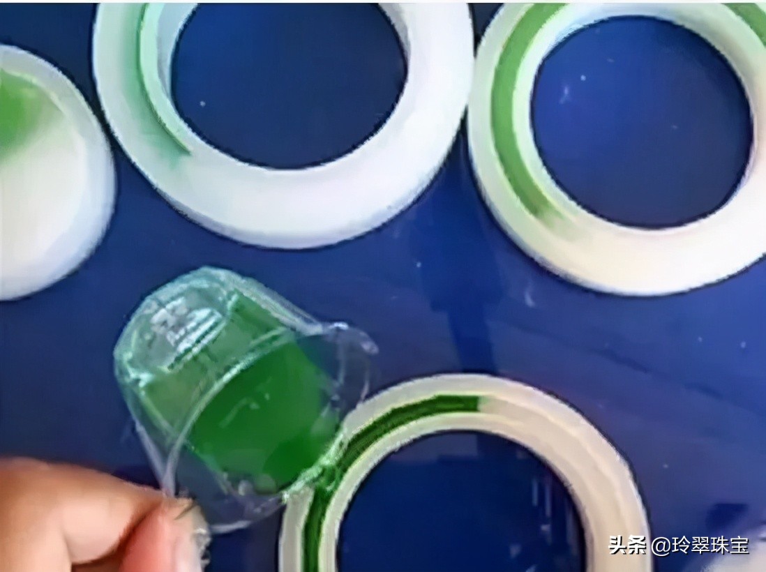 台湾婆婆花130万买手镯送儿媳，结果毁在一张证书上