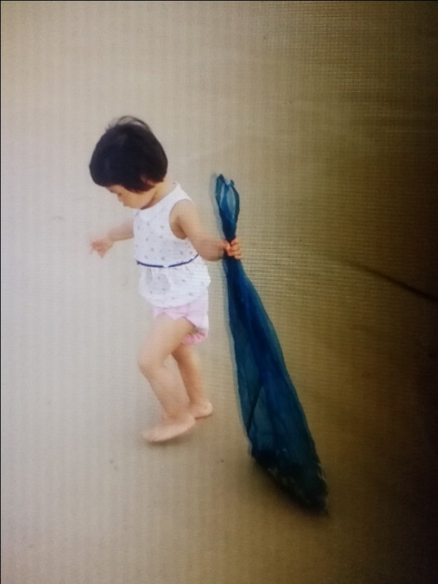 带着孙女去海边,奶奶带着小孙女在北海涠洲岛玩