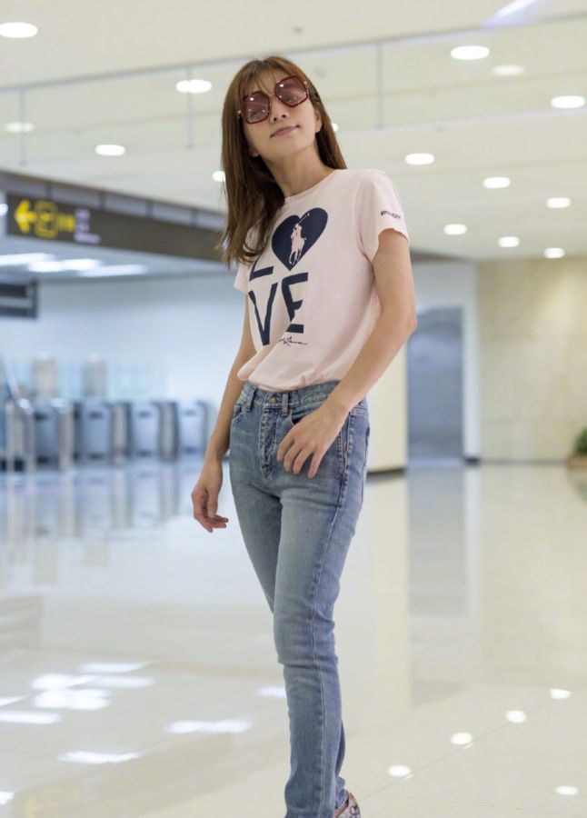 ella牛仔裤,ella穿牛仔裤