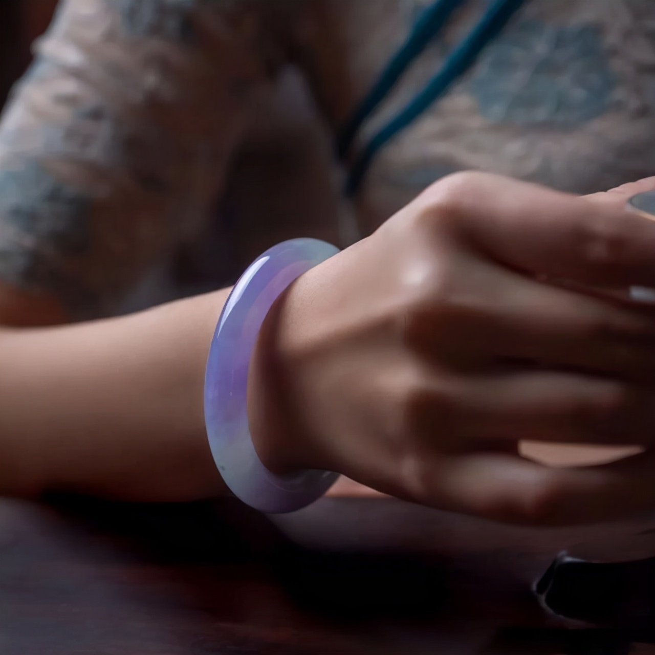 紫罗兰翡翠见光图片,紫色的翡翠都会见光失色吗