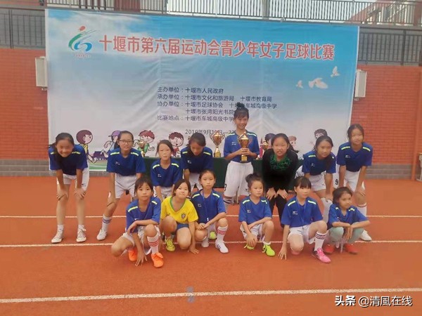 丹江口市凉水河镇小学足球赛图片,丹江口市浪河小学足球队比赛时刻