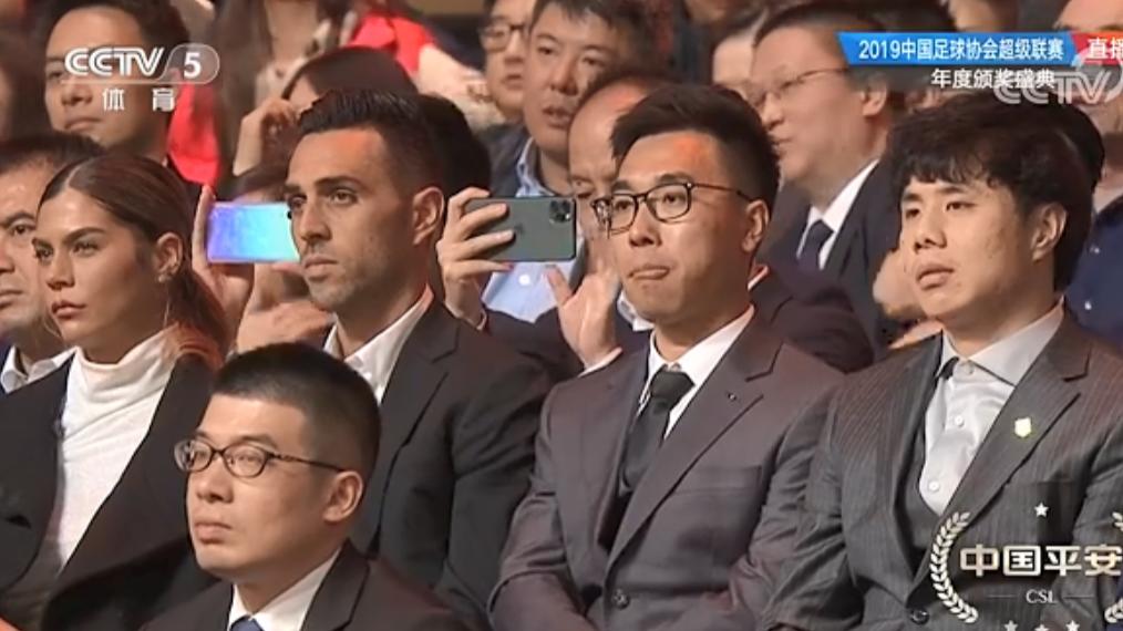 鲁能泰山李霄鹏颁奖仪式,鲁能中超颁奖