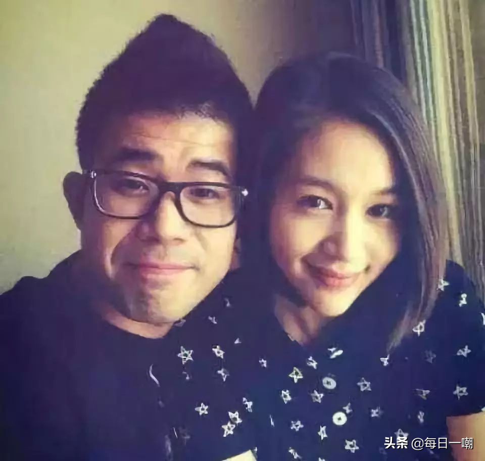 王子文高铁脚踩小桌,王子文道歉脚踩高铁桌板