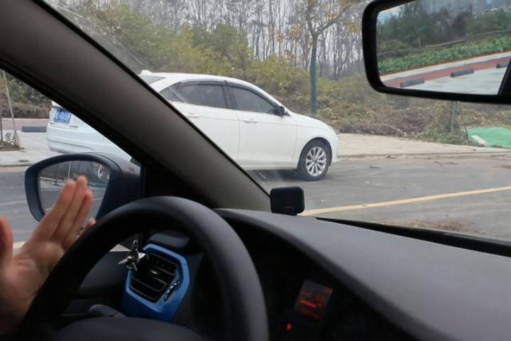 开车摸不准车轮位置,科二侧方停车车轮压线看不准咋办