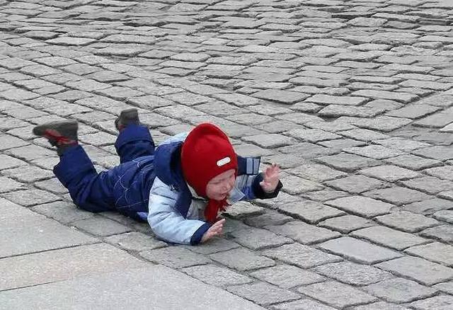 孩子见到什么东西不给买就哭,孩子什么都想要不给买就哭闹