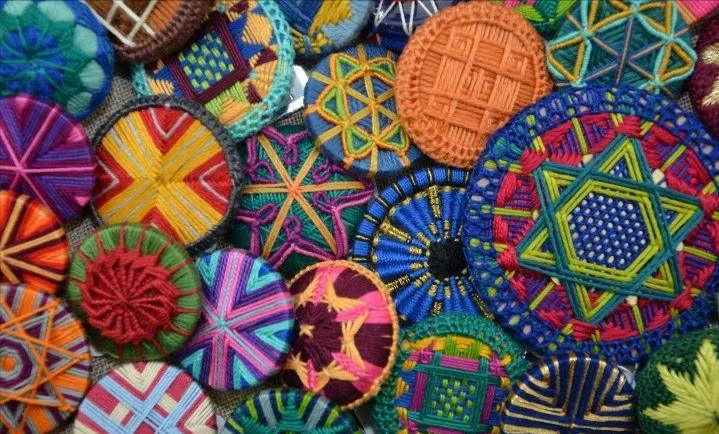 一个圆周边加一点装饰,用彩线做简单的小装饰