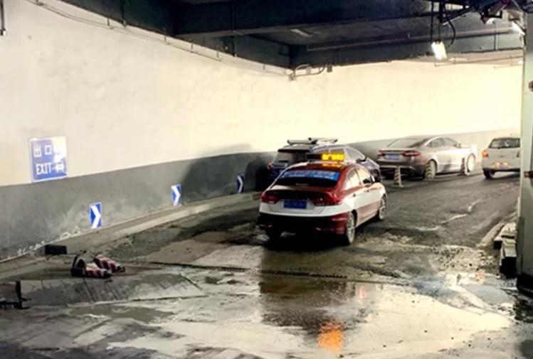 前车溜车要摁喇叭吗,前车溜车有必要报警吗