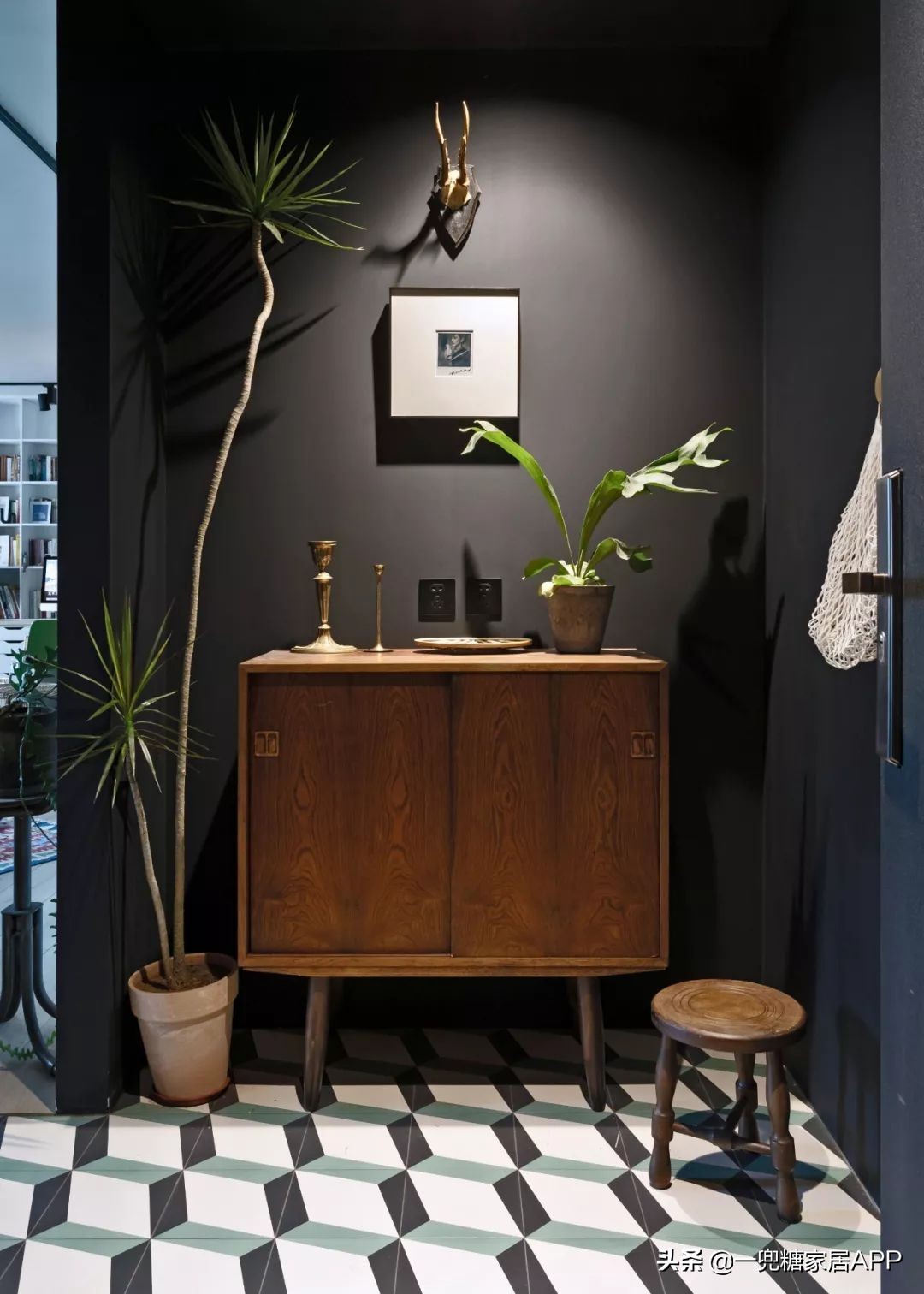 黑色直纹橱柜装修效果图,入门玄关橱柜效果图