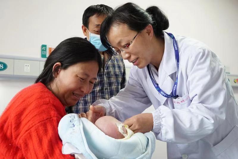 低体重早产儿命悬一线,危重早产儿临转运前命悬一线