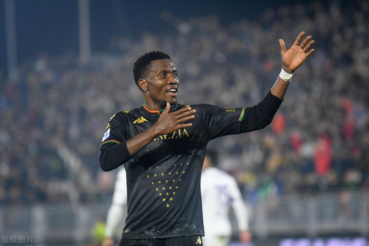 1-0大冷,倒数第二大爆发,仅38%控球仍赢,全场狂欢犹如夺冠