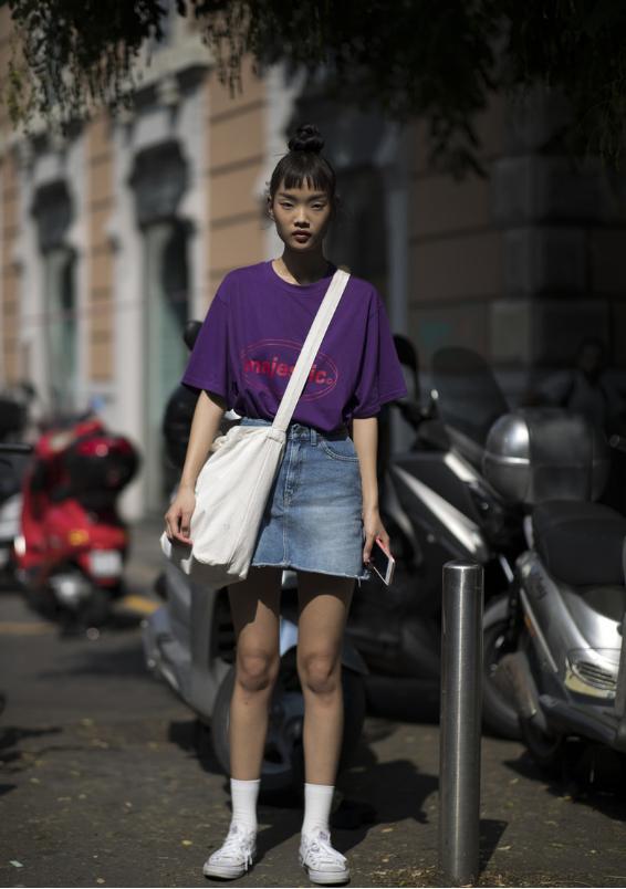 现在的斜挎帆布包还流行吗,还在背水桶包吗