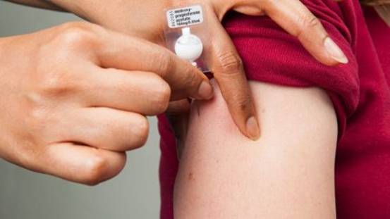 新生儿出生手握避孕环,新生儿手里抓着避孕环