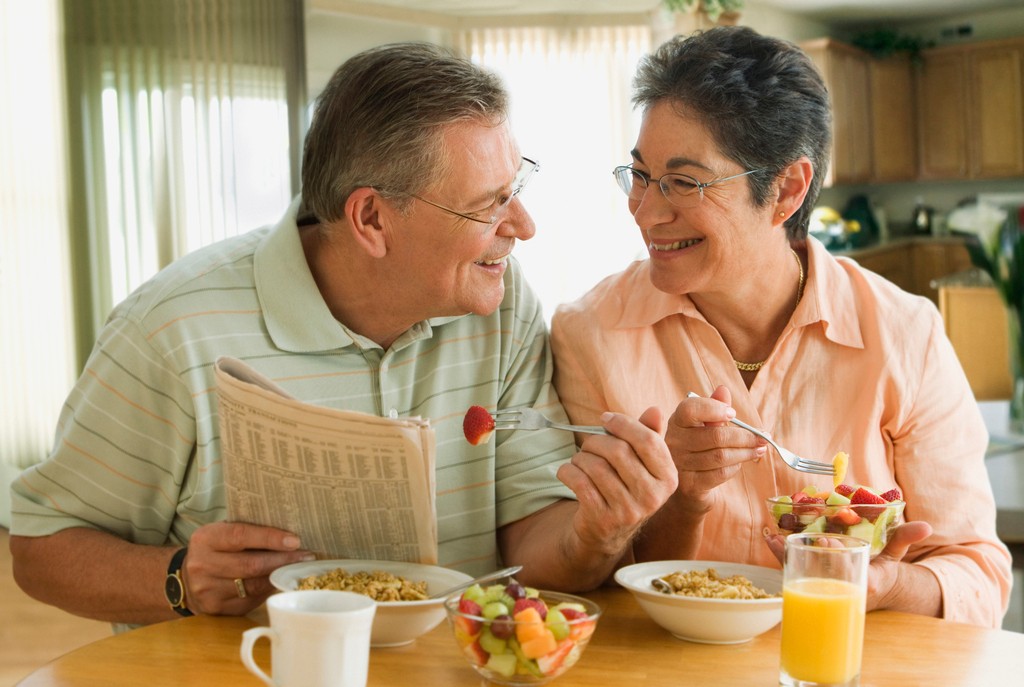 老人吃饭总呛怎么回事打什么药,老人吃东西呛怎么解决