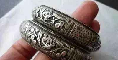 三十多块钱买的银戒指是真的吗,银戒指有黑色斑点