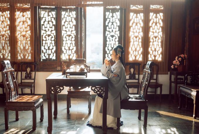 日本女游客来中国旅游，看似为了风景，实际是为了带走这两样物品