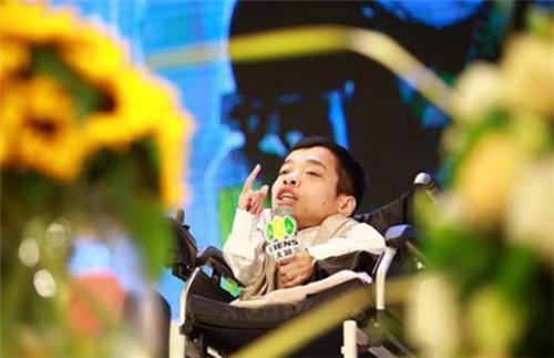 他身高不足1米，却身价上亿，娶1米7的秘书为妻，如今怎样