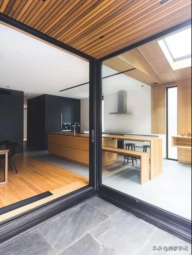 她在别墅外墙搭了个“黑盒子”，从而多出了间阳台和厨房！太聪明