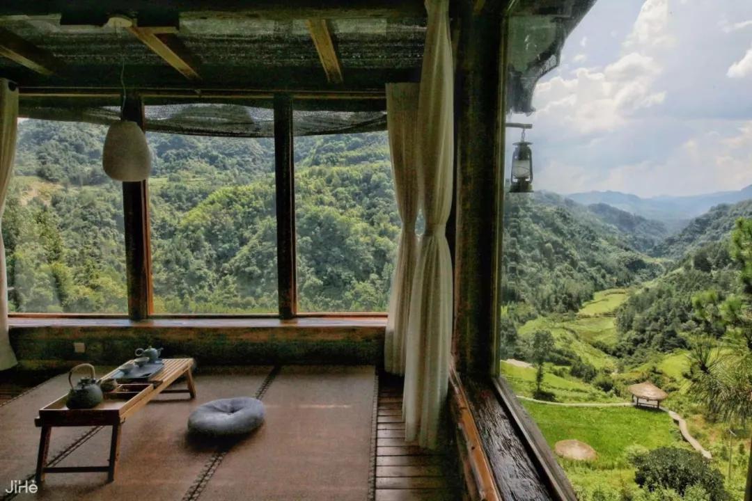 神仙眷侣辞掉高薪工作，爆改废弃山谷，造无边恒温泡池，全景树屋