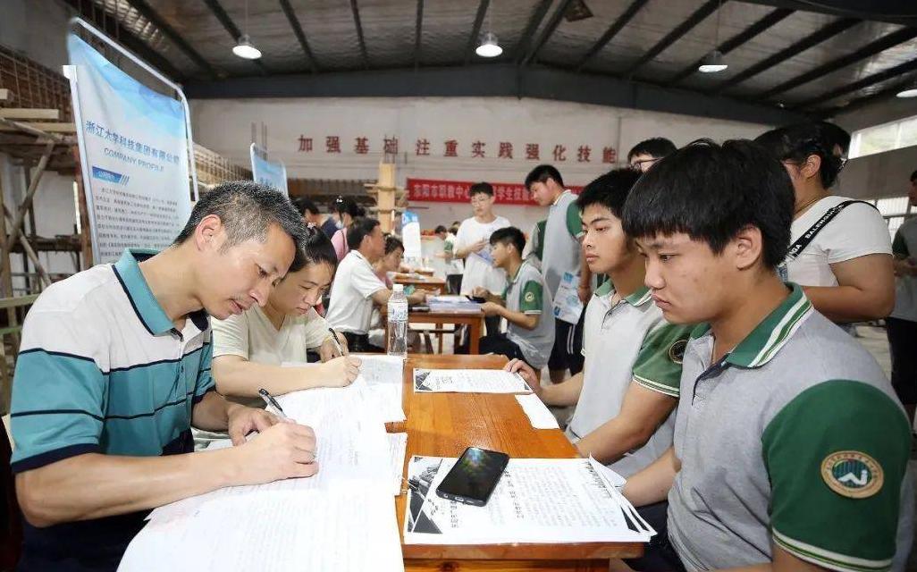 中考落榜的职高生未来的出路如何,成绩不好的职高生怎样才有出路