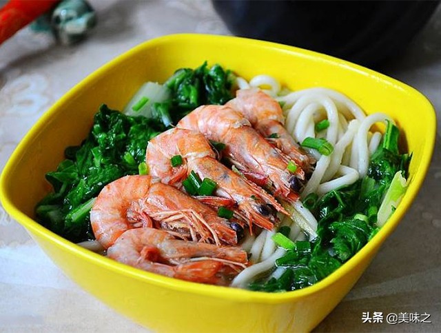 最简单热汤面的家常做法,热汤面的家常做法不辣