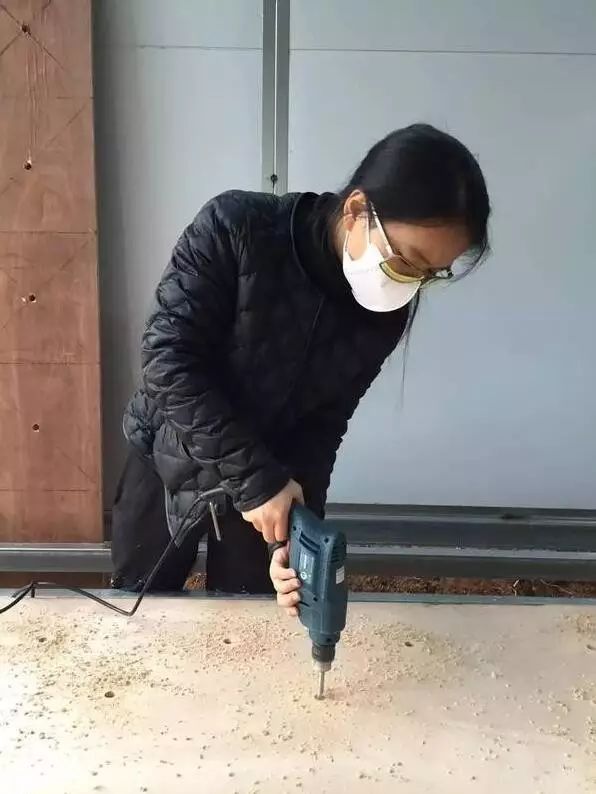 深山老林自建豪华木屋隐居生活,90后小情侣隐居深山建别墅仅花6万