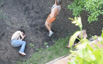 搞笑gif趣图妹子快回头,搞笑gif妹子别躲了已经看见你啦