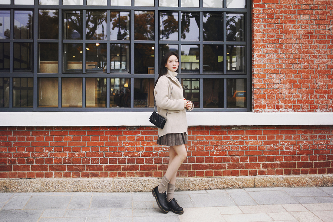 羊毛大衣搭配连帽针织衫,羊毛大衣小韩风穿搭