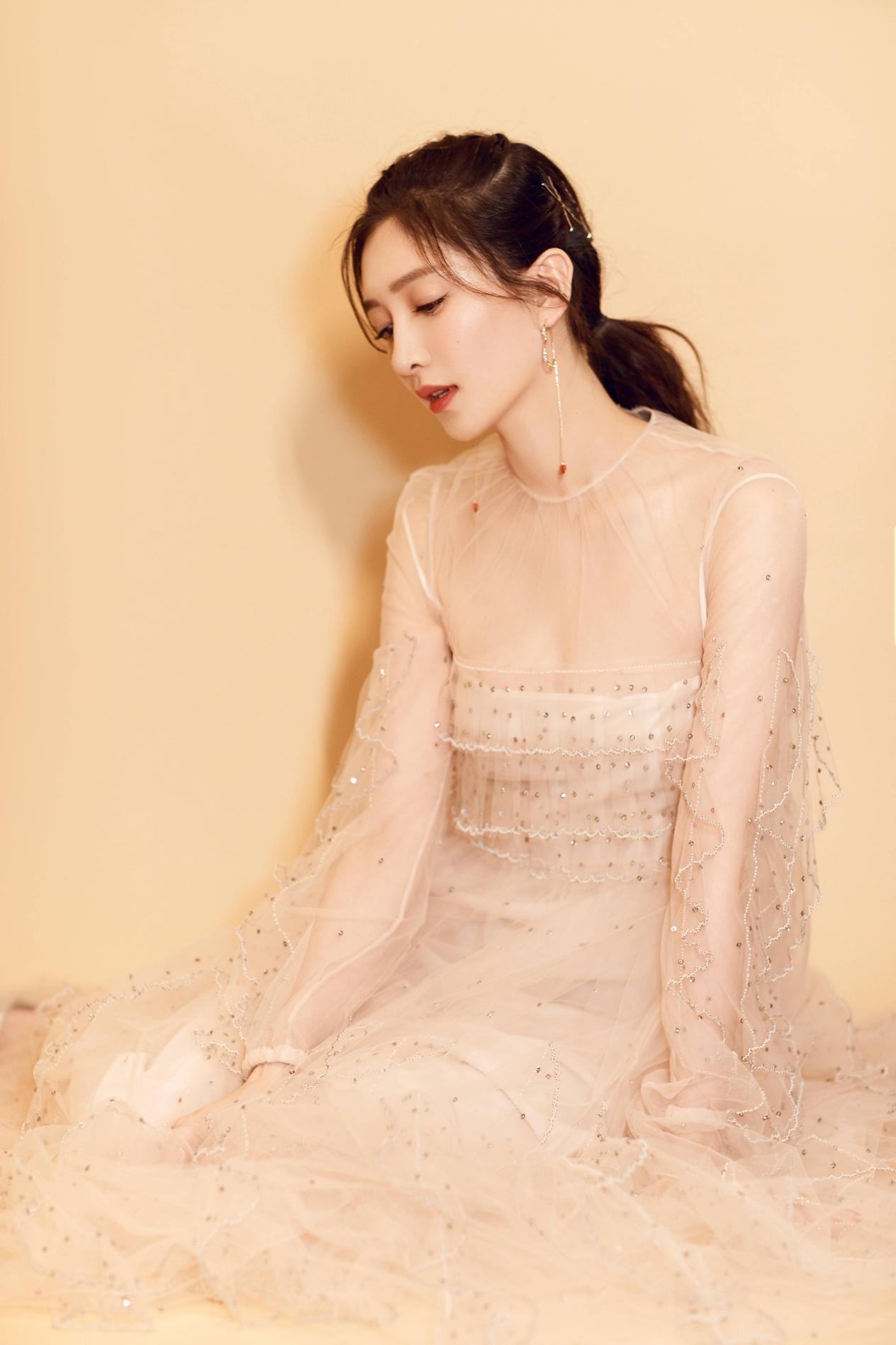 女生披头散发不显脸大的发型,今年流行哪三种发型减龄又显小