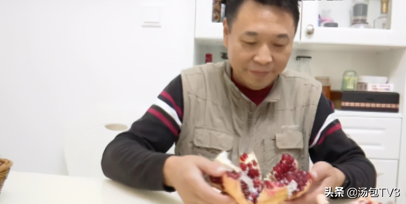 怎么剥石榴剥得又好又干净,怎样快速的剥石榴不脏手