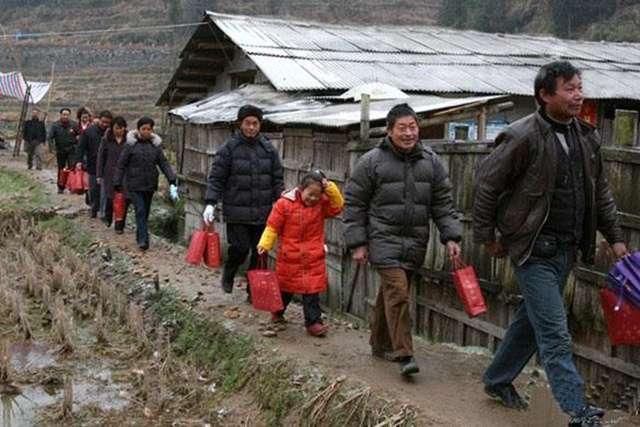 不经常往来的朋友爸爸去世随礼吗,一直不来往的亲戚去世了还能去吗