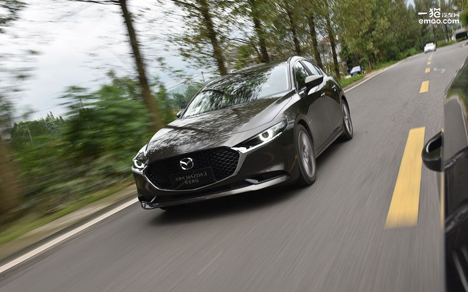 2021马自达3昂克赛拉2.0家用油耗,马自达3昂克赛拉1.5和2.0哪个更好